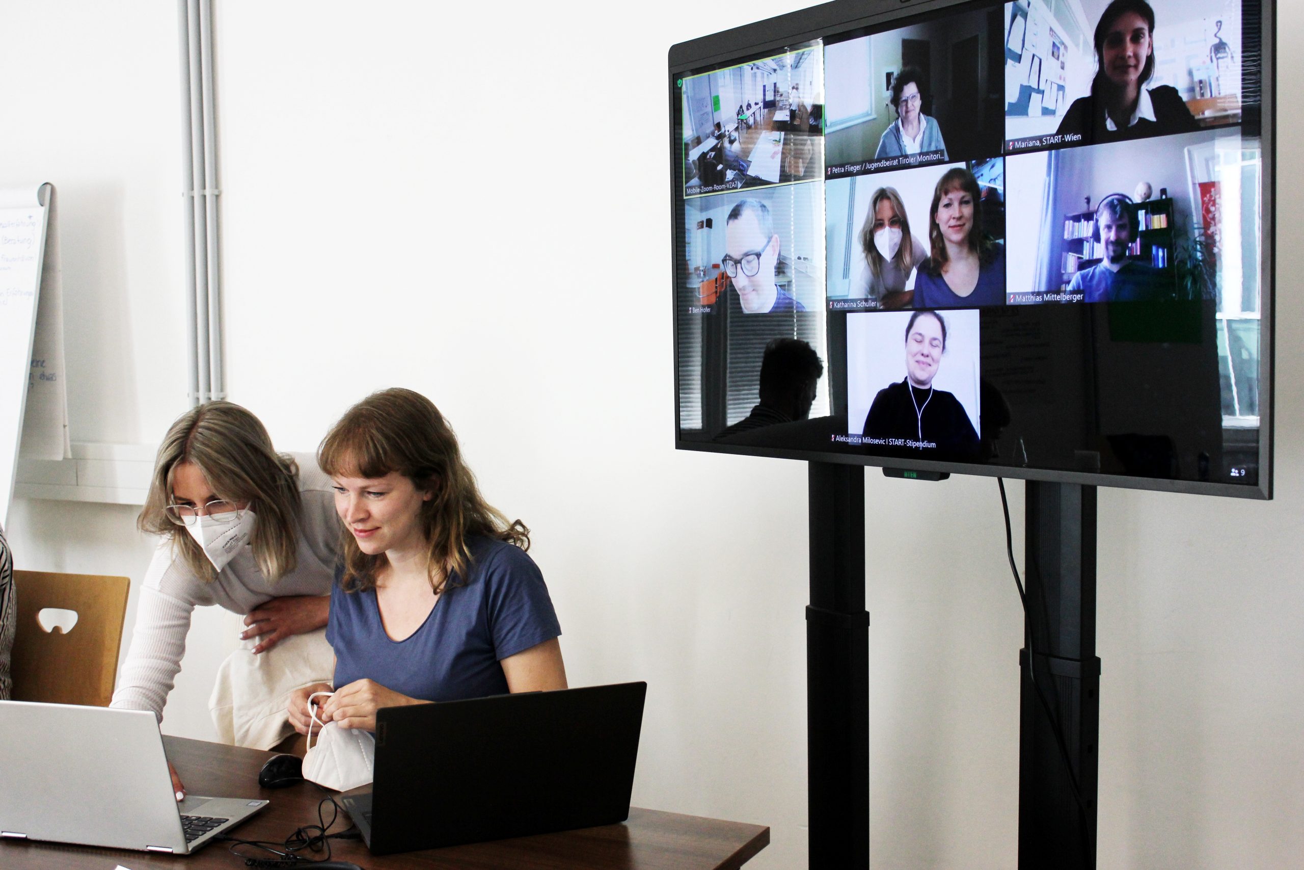 Katharina Schuller und Anna Heißinger im Video Call während des Kooperationstreffens vom Human Rights Space
